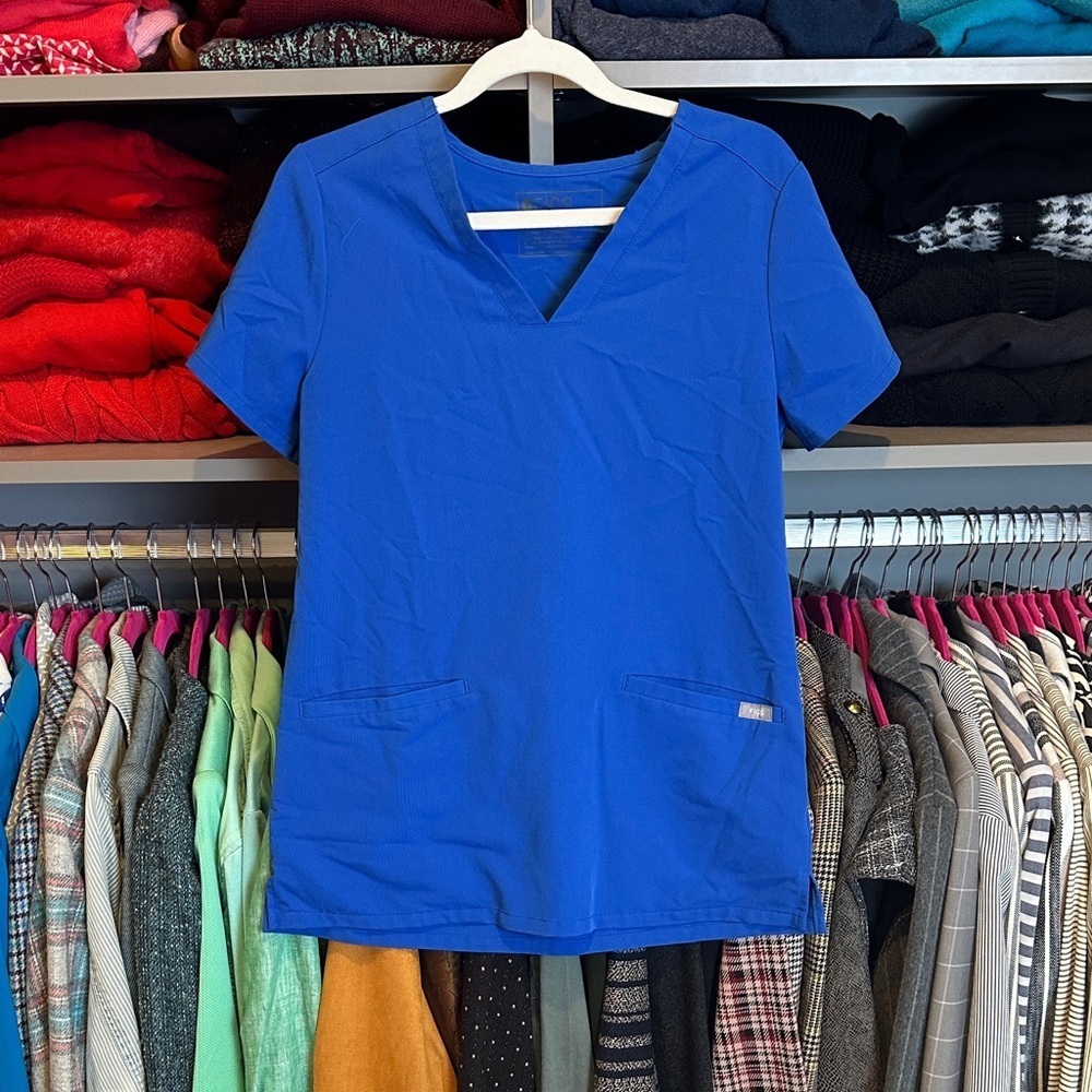 FIGS royal blue short sleeve 2 pocket scrub top size XS